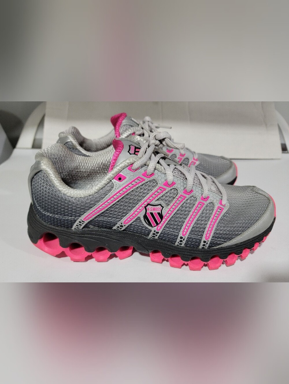 Like New-K-Swiss Tubes Running Shoes-size 10